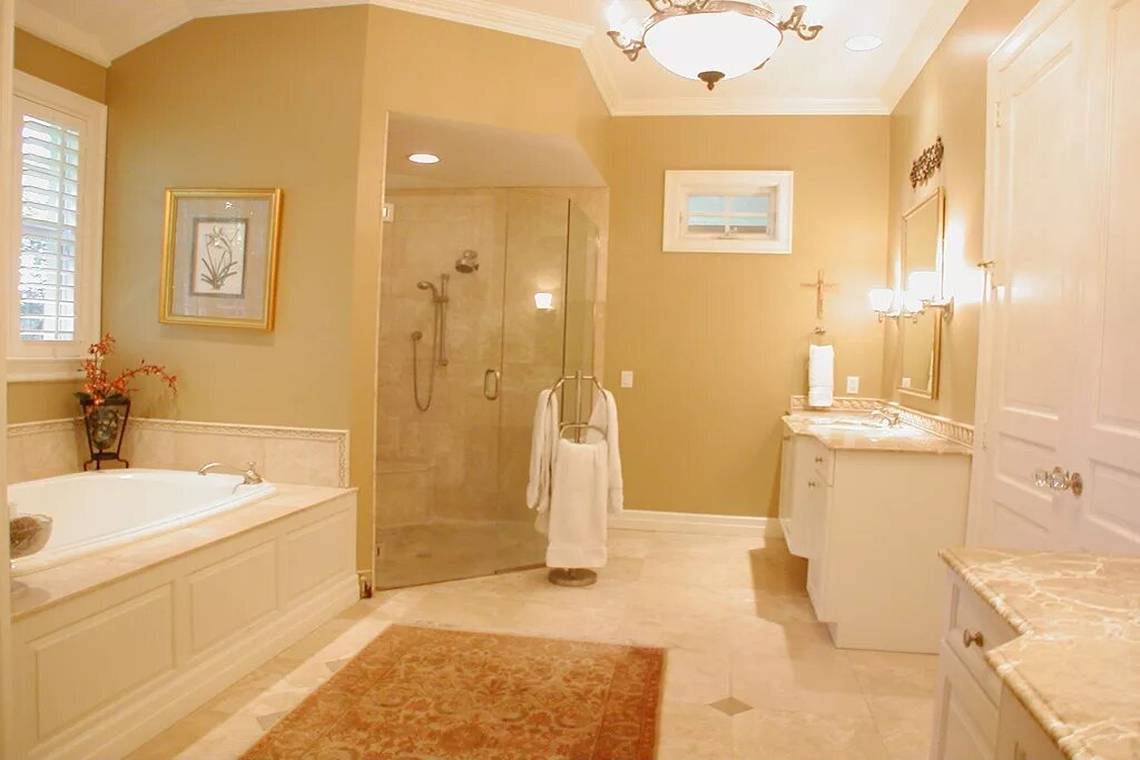 Плитка в ванну бежевого цвета. Уютная ванная комната. Бежевые стены в ванной. Ванная комната песочного цвета. Ванна в бежевом цвете.