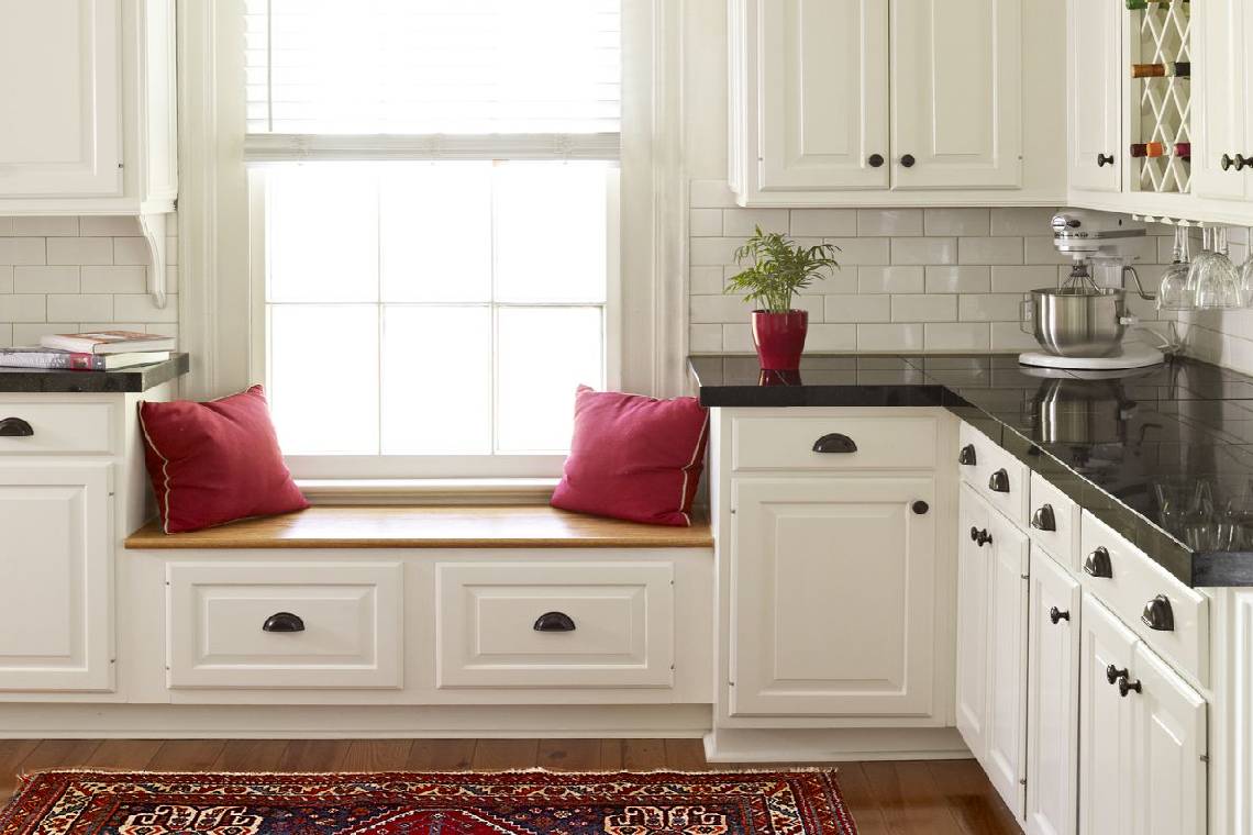 Дизайнерские решения и идеи для кухни в частном доме с панорамным окном