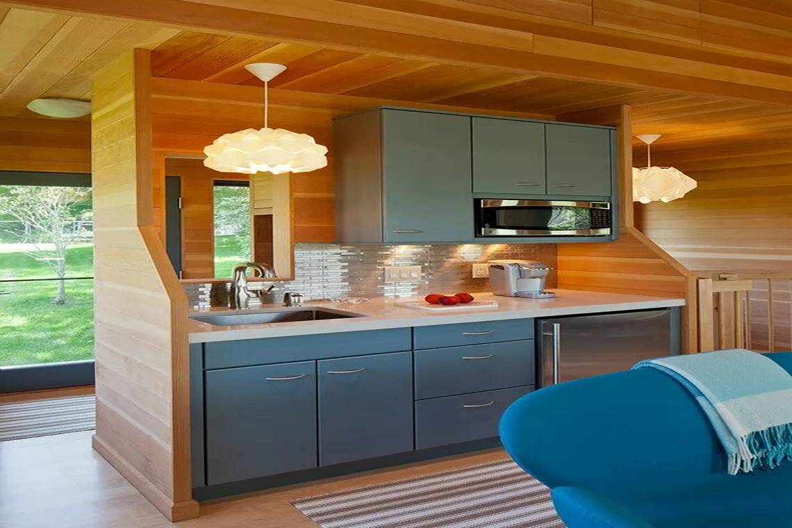 дизайн современной кухни в голубых тонах из дерева на даче