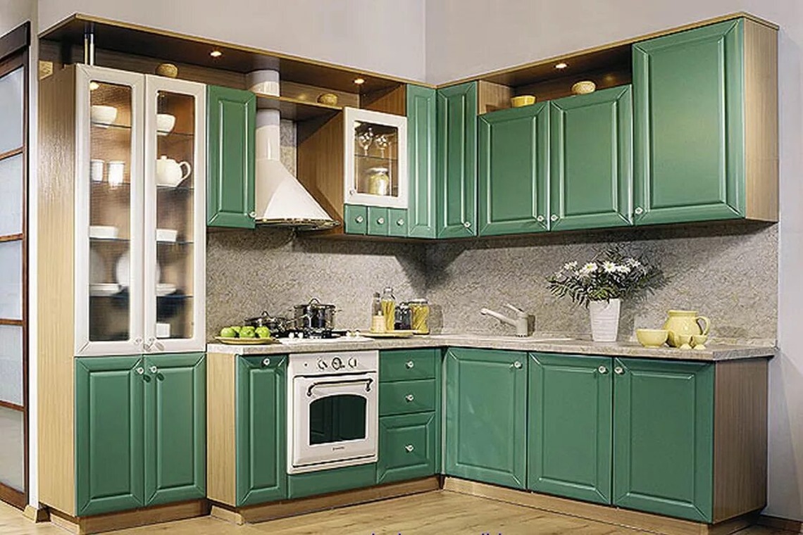 дизайн кухни из МДФ в зеленом цвете