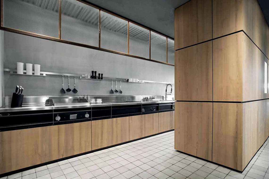 кухня с металлическим фасадом  коричневого цвета
