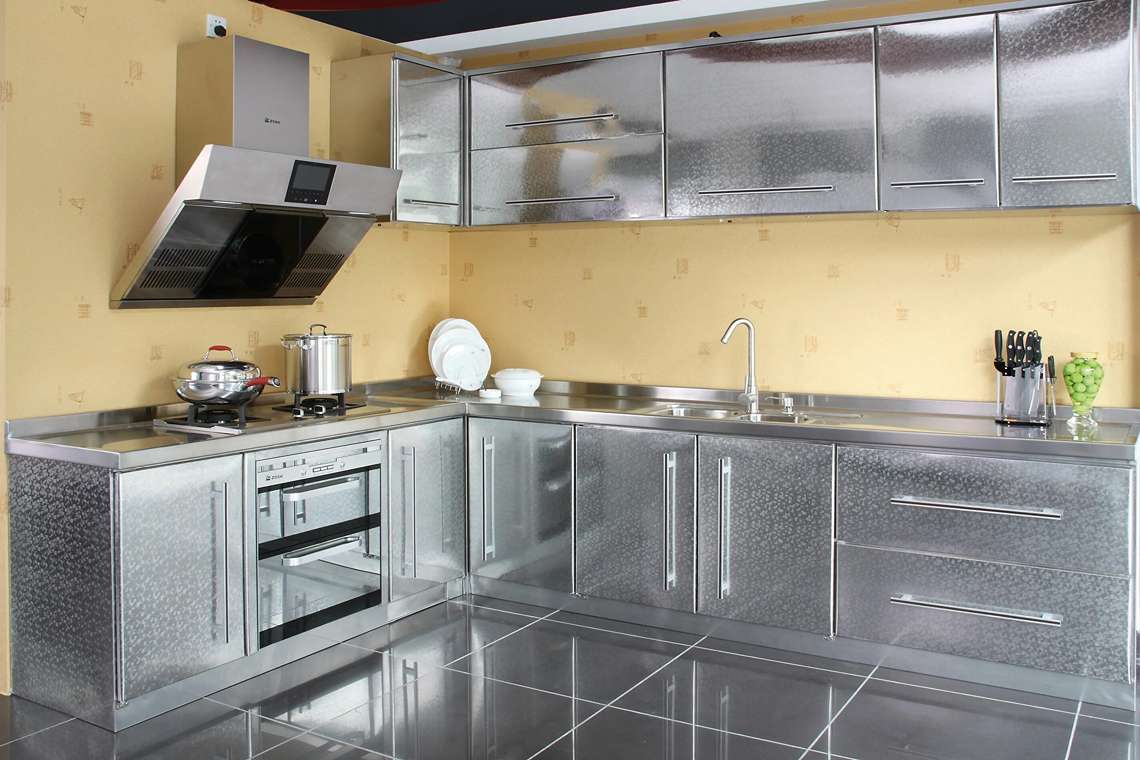 кухня с металлическим фасадом  