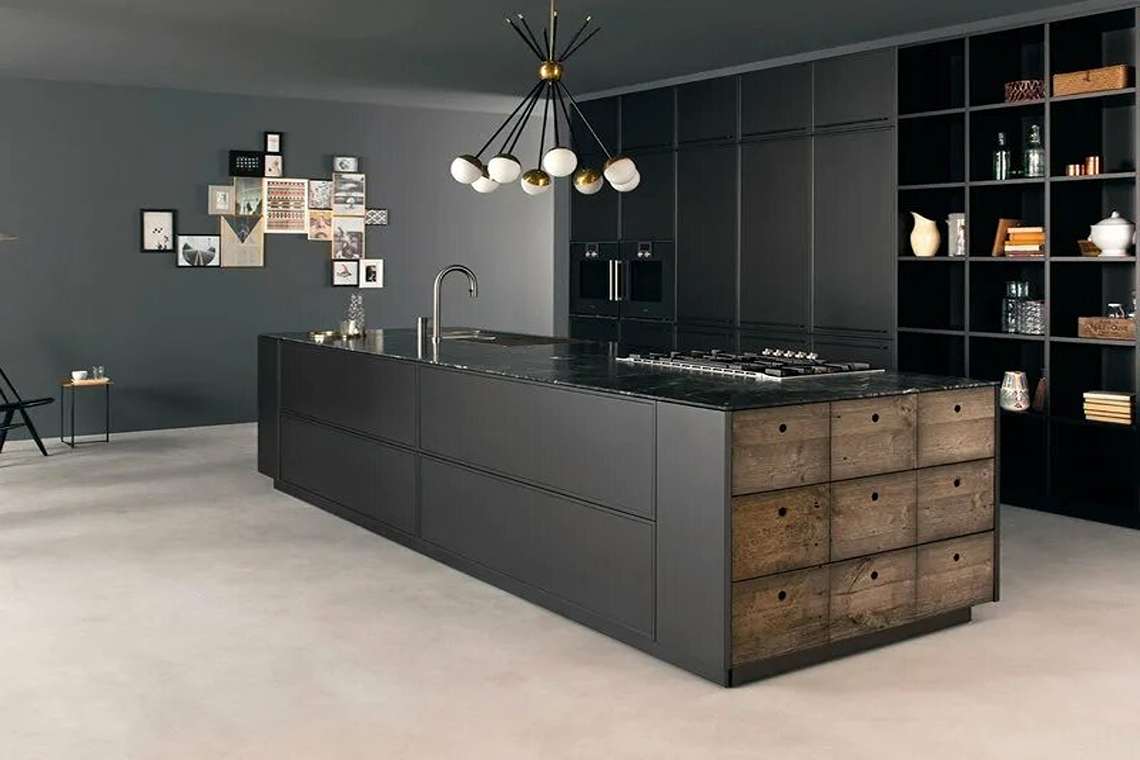 кухня с металлическим фасадом черного цвета