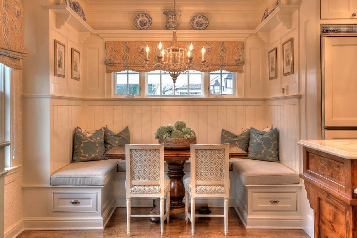 п-образный кухонный диван в интерьере классического стиля кухни