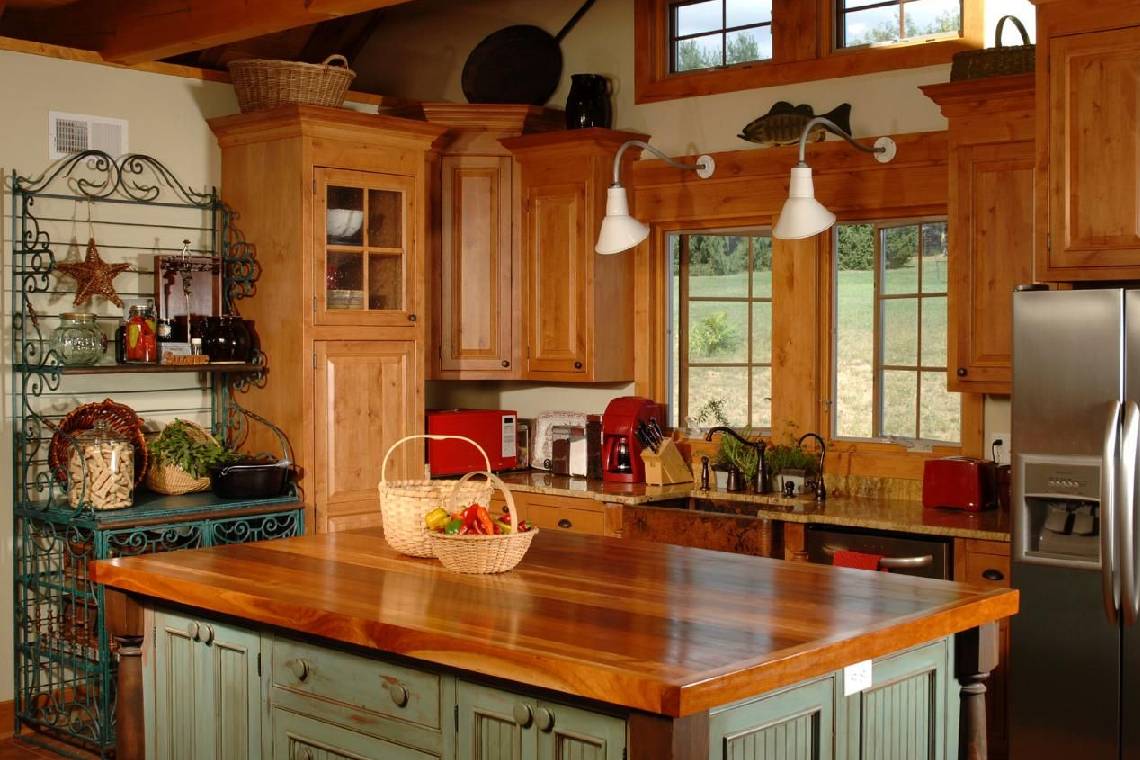 дизайн кухни из дерева на даче