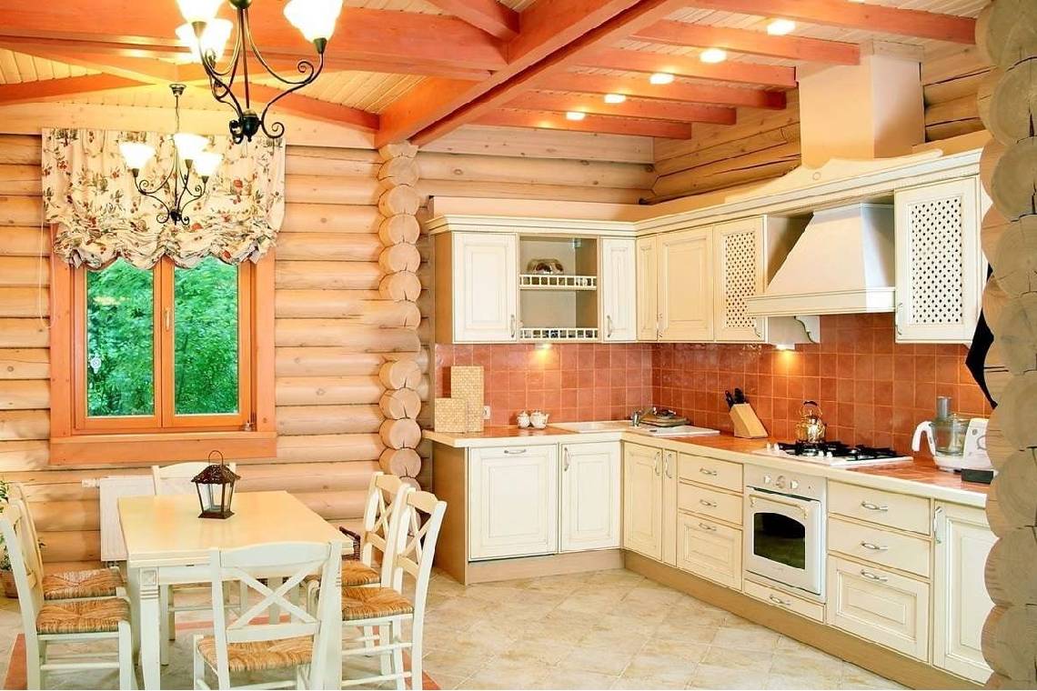 дизайн белой кухни из дерева на даче