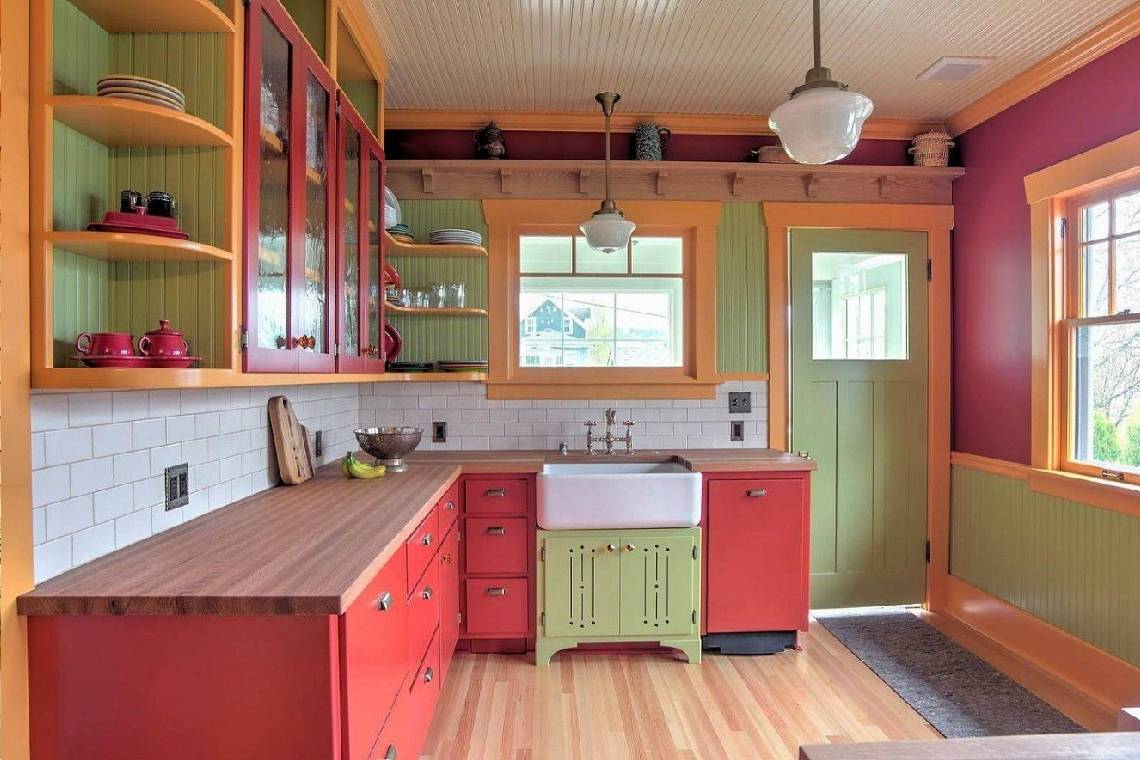 дизайн красно-зеленой кухни из дерева на даче
