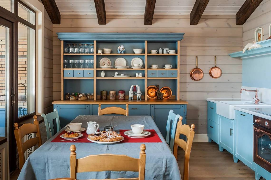 дизайн кухни в голубом цвете  из дерева на даче