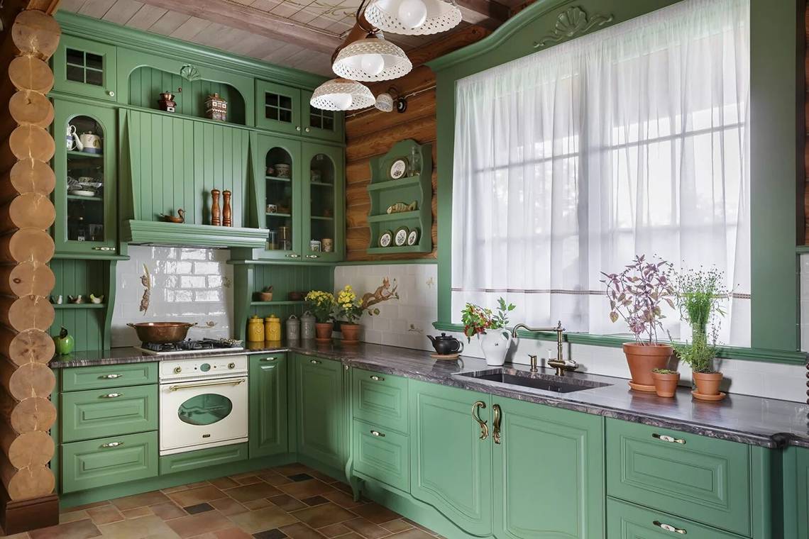 дизайн кухни в зеленом цвете из дерева на даче