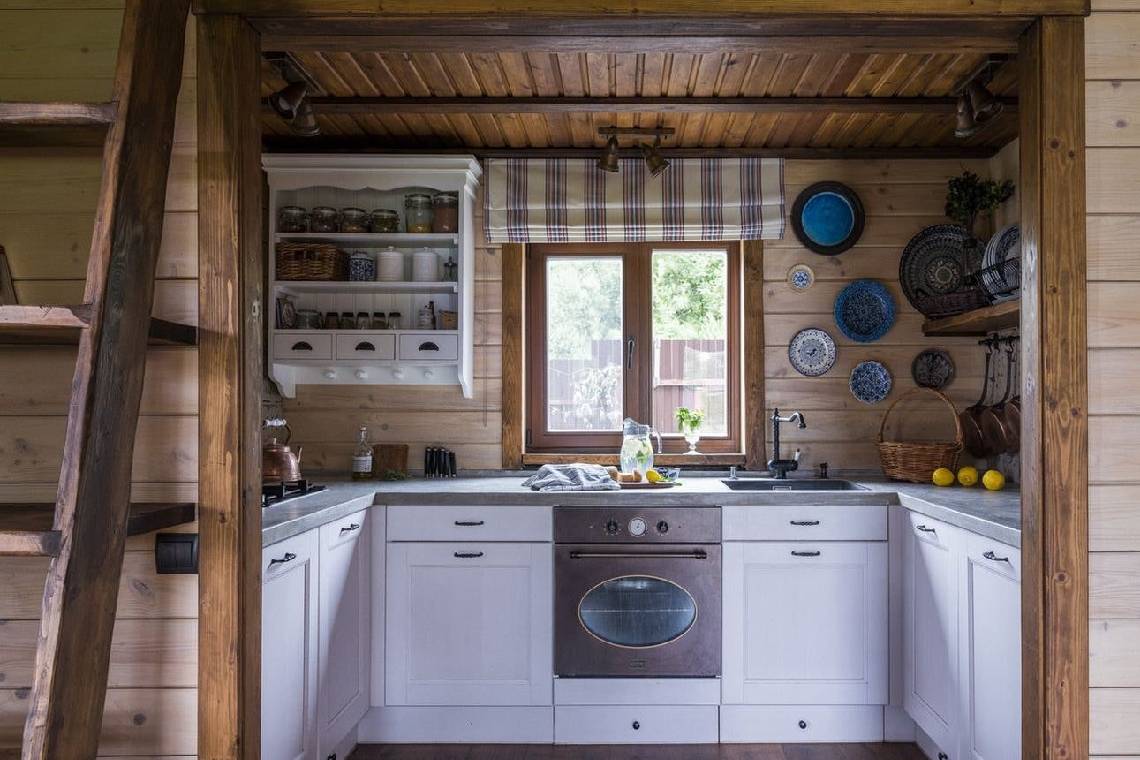 дизайн кухни из дерева на даче