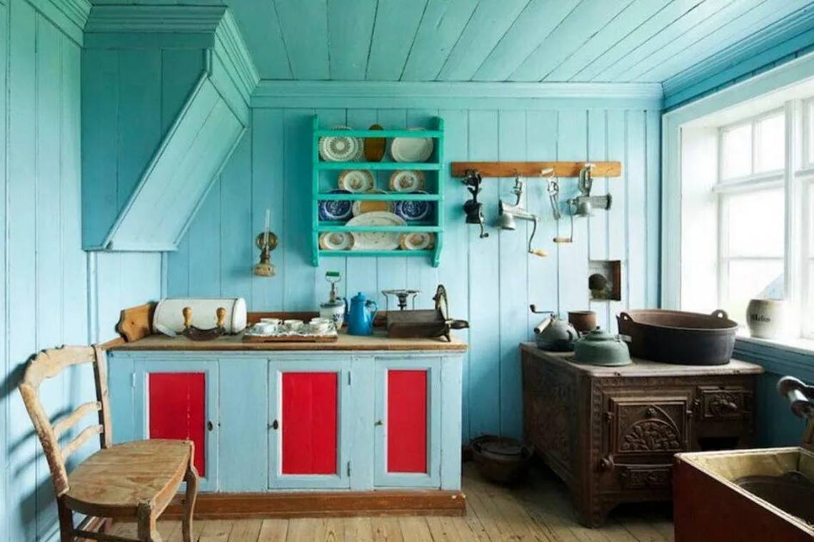 дизайн кухни в голубом цвете из дерева на даче