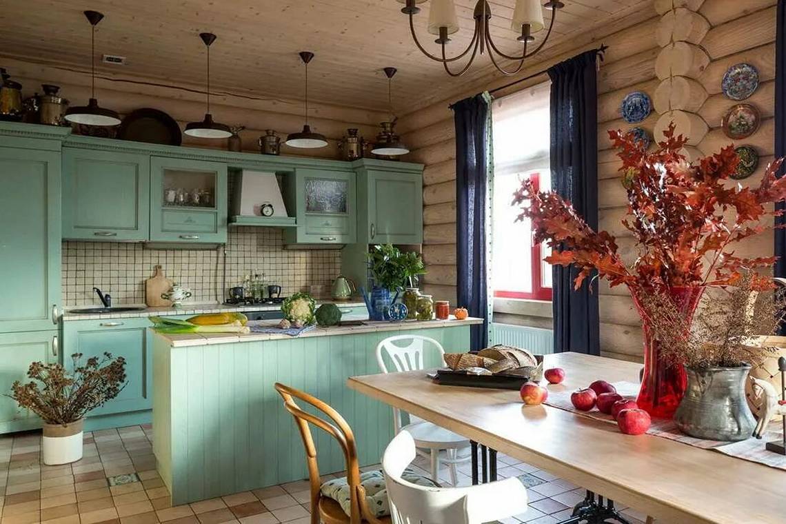 дизайн кухни из дерева в зеленом цвете на даче