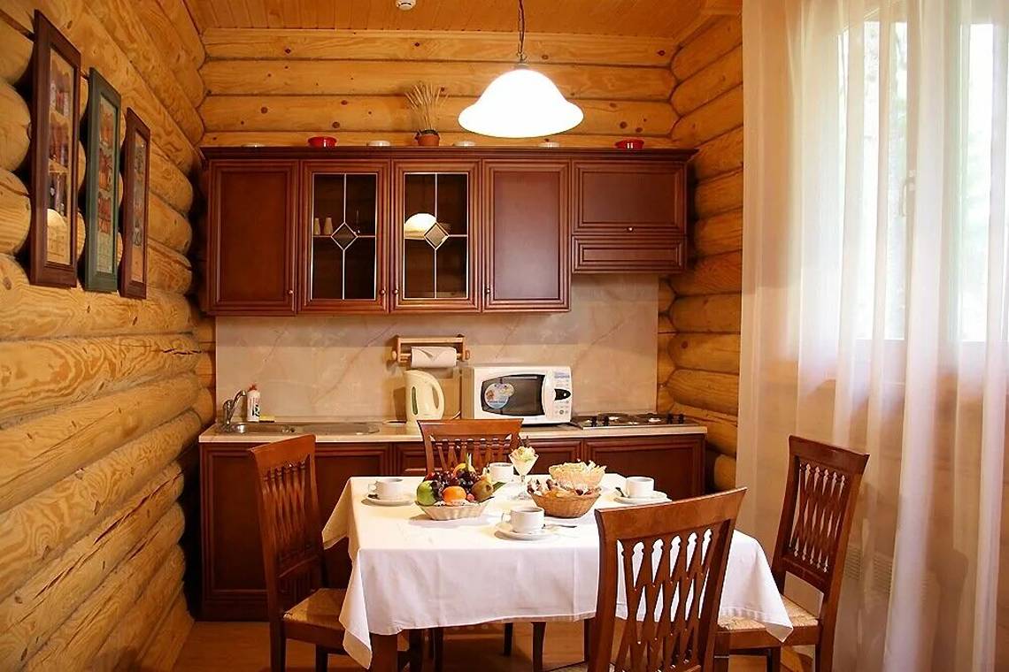 дизайн кухни в коричневых тонах из дерева на даче