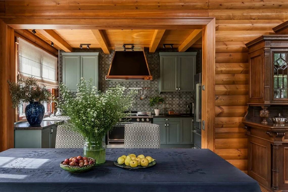 дизайн современной кухни из дерева на даче