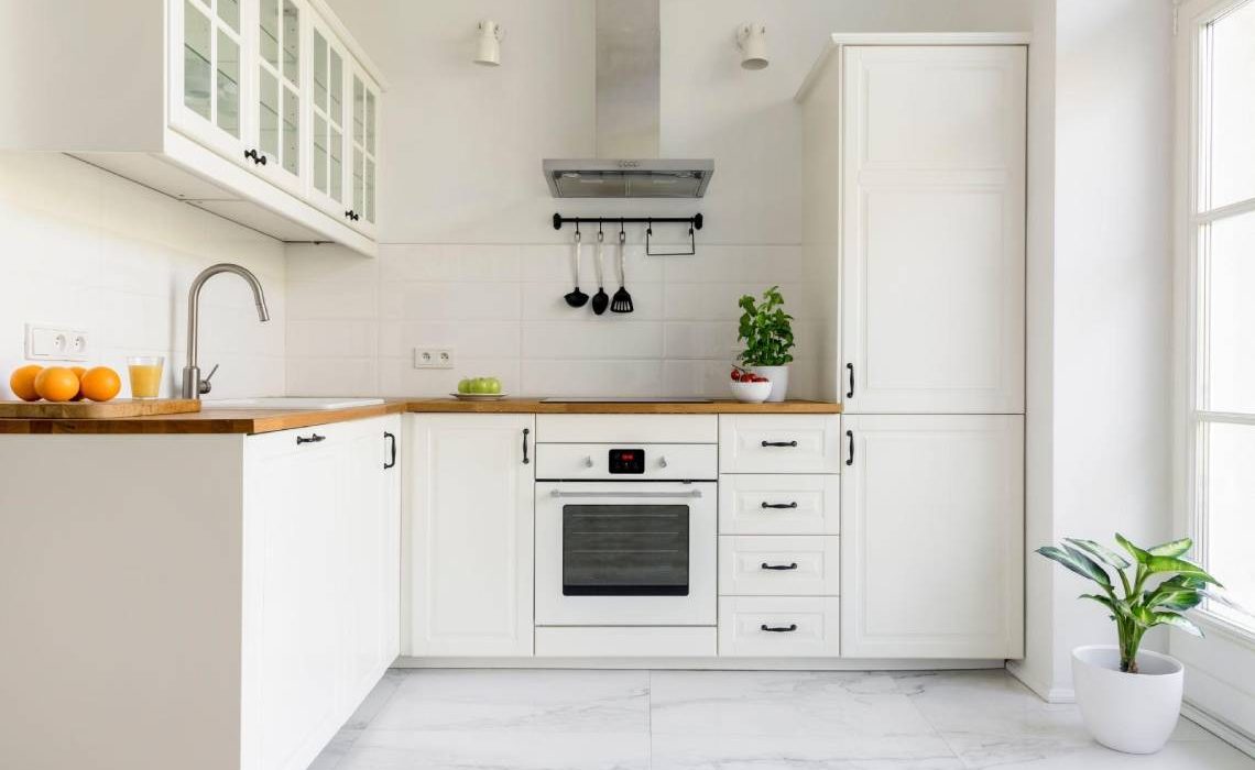 Какие цвета сочетаются с серым в интерьере кухни?