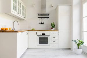 бело серые кухни в интерьере реальные