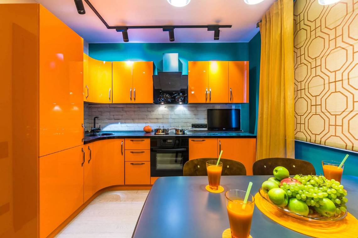 дизайн кухни в хрущевке в оранжевом цвете